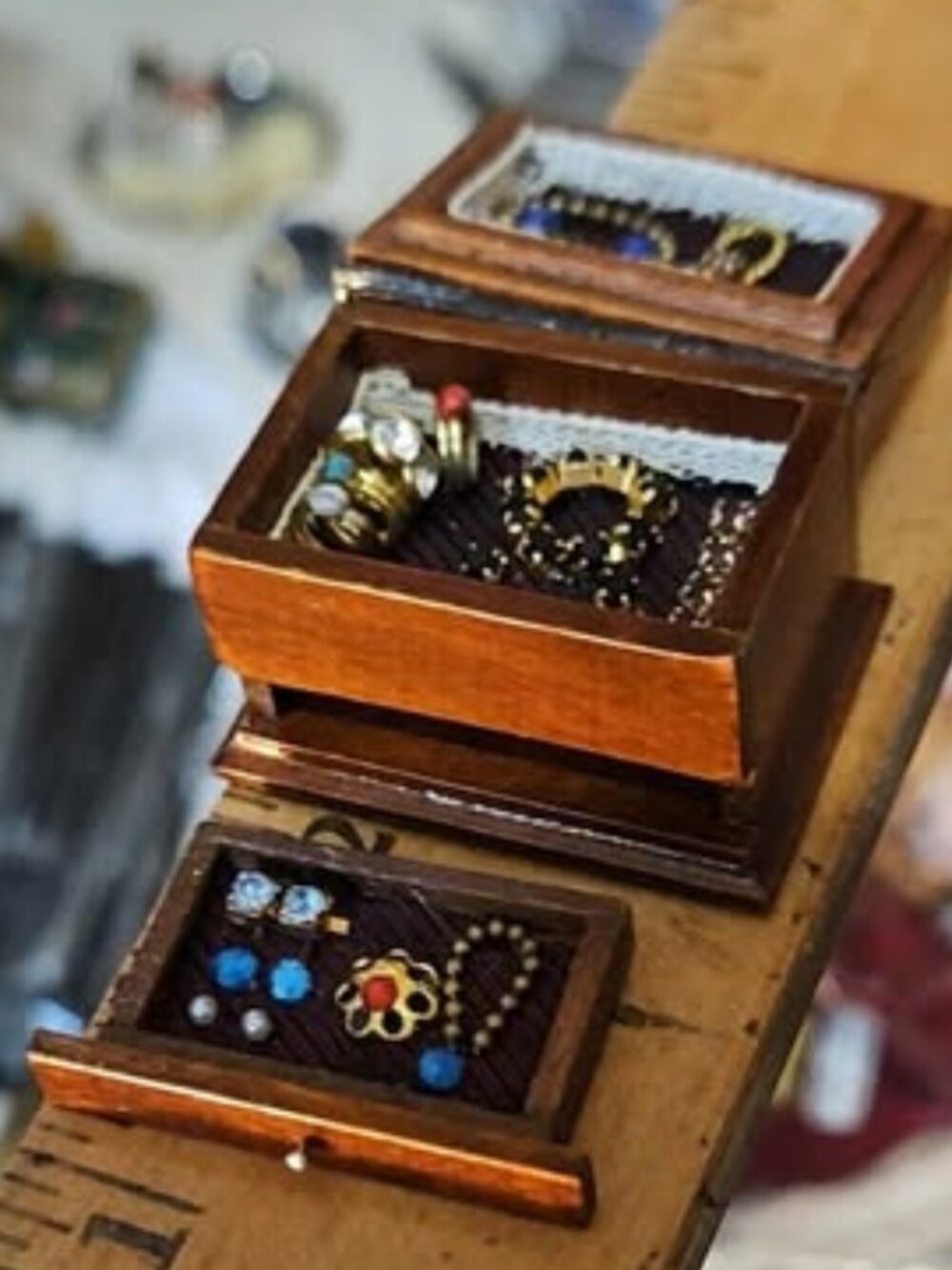Dollhouse Miniature Jewelry Box Filled with tiny jewelry - Picture 3 of 4